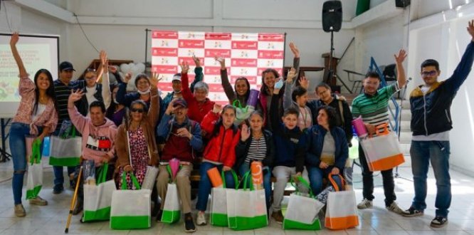 grupo de personas personas posando para una foto con kits