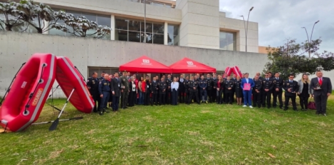 Entrega de la ‘Tingua de Oro’ a 50 bomberos destacados de las estaciones B-12 Suba y B-14 Bicentenario. Entrega de la ‘Tingua de Oro’ a 50 bomberos destacados de las estaciones B-12 Suba y B-14 Bicentenario.