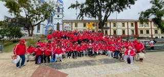 Entrega de 700 sudaderas a vecis mayores de la  localidad