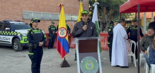 Entrega de vehiculos a la policia